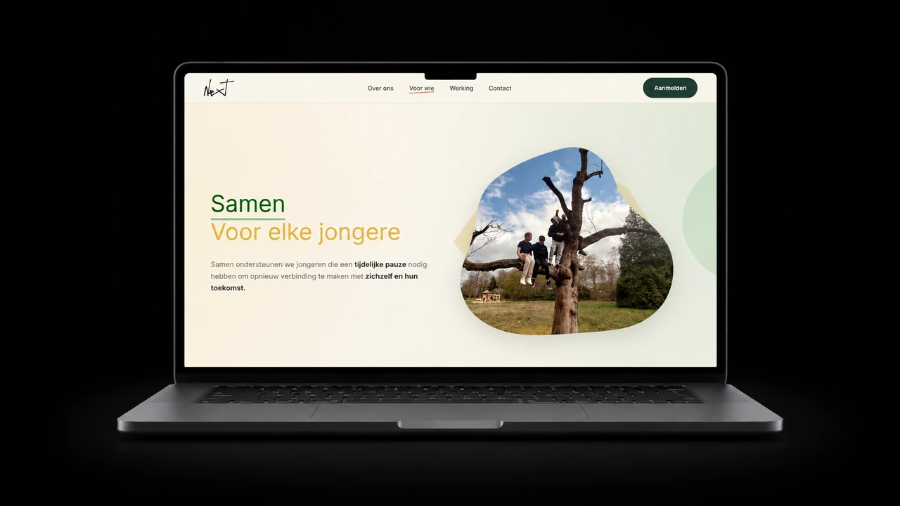 Afgewerkt NEXT-webdesign op een laptop met de pagina voor jongeren