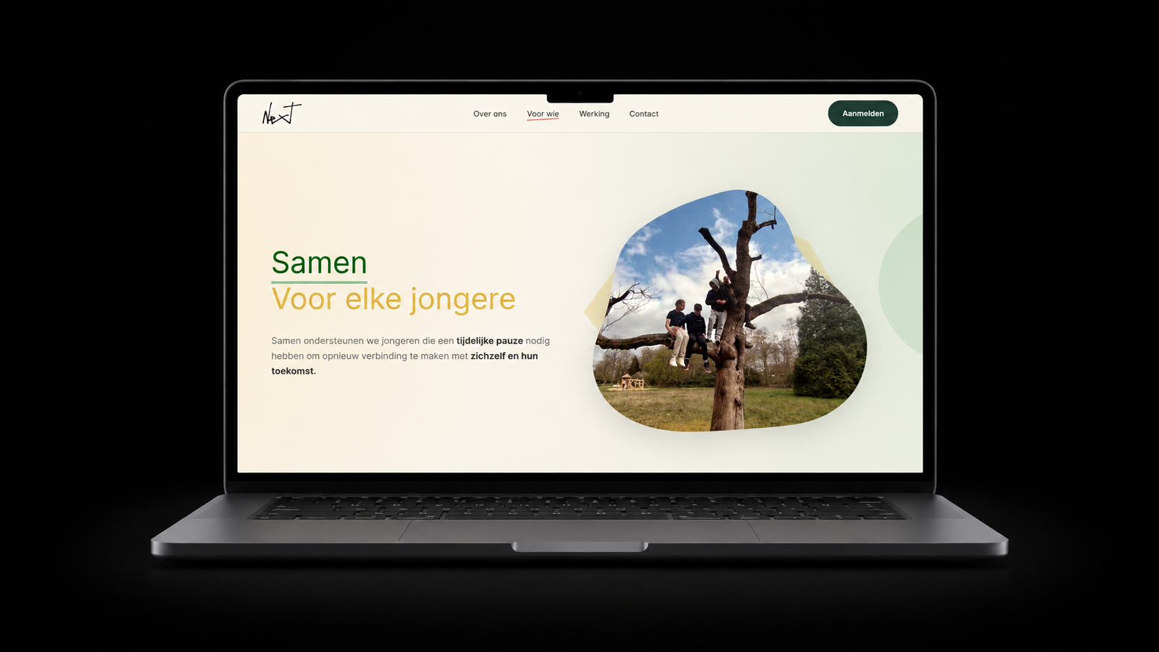 Afgewerkt NEXT-webdesign op een laptop met de pagina voor jongeren